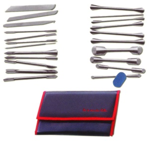22 noże do dekoracji w etui