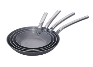 Patelnia okrągła z uchwytem wentylowanym 32 cm CARBONE PLUS - DE BUYER