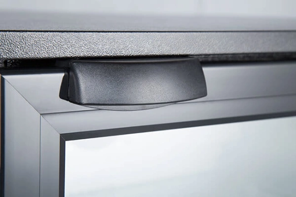 Barowa szafa chłodnicza, chłodziarka podblatowa 210 litrów, drzwi przesuwne, czarna RQ-208SC