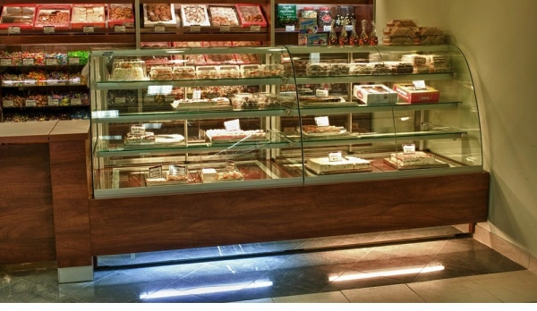 Witryna chłodnicza cukiernicza z giętą szybą, głębokość 930 mm, oświetlenie LED | COLD CARMELLO C Gn Witryna chłodnicza cukiernicza z giętą szybą, głębokość 930 mm, oświetlenie LED | COLD CARMELLO C Gn