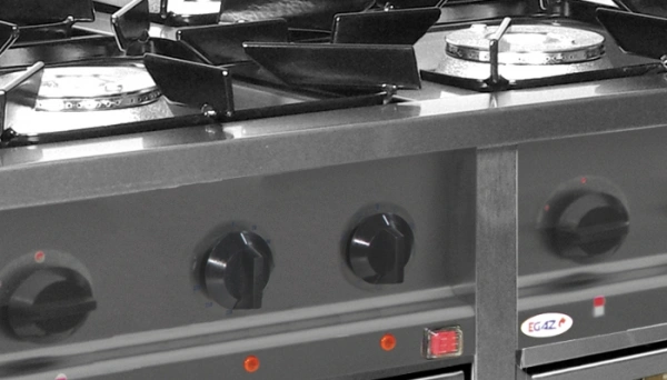 Trzon 8-palnikowy na gaz z dwoma piekarnikami elektrycznymi