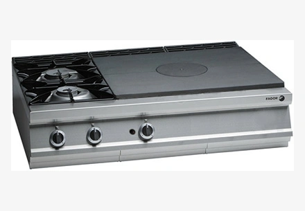 Kuchnia gazowa z płytą grzewczą i palnikami CGF9
