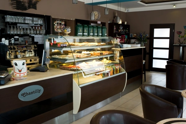 Witryna chłodnicza cukiernicza z giętą szybą, głębokość 930 mm, oświetlenie LED | COLD CARMELLO C Gn Witryna chłodnicza cukiernicza z giętą szybą, głębokość 930 mm, oświetlenie LED | COLD CARMELLO C Gn