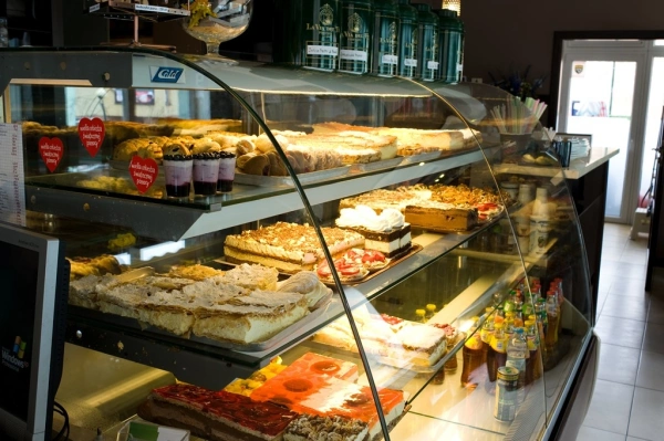 Witryna chłodnicza cukiernicza z giętą szybą, głębokość 930 mm, oświetlenie LED | COLD CARMELLO C Gn Witryna chłodnicza cukiernicza z giętą szybą, głębokość 930 mm, oświetlenie LED | COLD CARMELLO C Gn