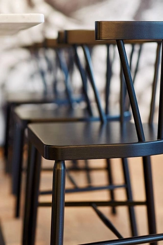Krzesło drewniane z półokrągłym oparciem czarne | Go In Bistro Largo Krzesło drewniane z półokrągłym oparciem czarne | Go In Bistro Largo