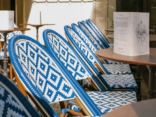 Krzesło plecione we wzory biało-niebieskie | Go In Mezzo