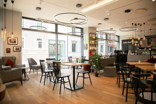 Krzesło drewniane z półokrągłym oparciem czarne | Go In Bistro Pico